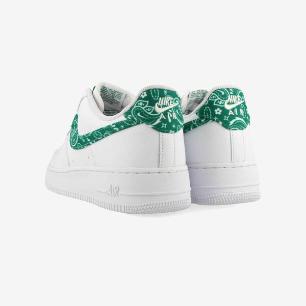 NIKE WMNS AIR FORCE 1 '07 ESSENTIALS WHITE/MALACHITE/WHITE/WHITE PAISLEY