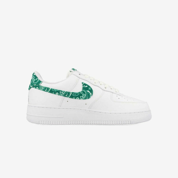 NIKE WMNS AIR FORCE 1 '07 ESSENTIALS WHITE/MALACHITE/WHITE/WHITE PAISLEY