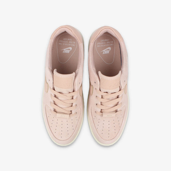 NIKE WMNS AIR FORCE 1 SAGE LOW PARTICLE BEIGE/PARTICLE BEIGE/PHANTOM