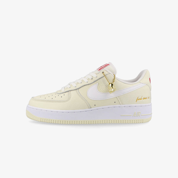 NIKE AIR FORCE 1 '07 PREMIUM EMB COCONUT MILK/WHITE/UNIVERSITY RED 【POPCORN】