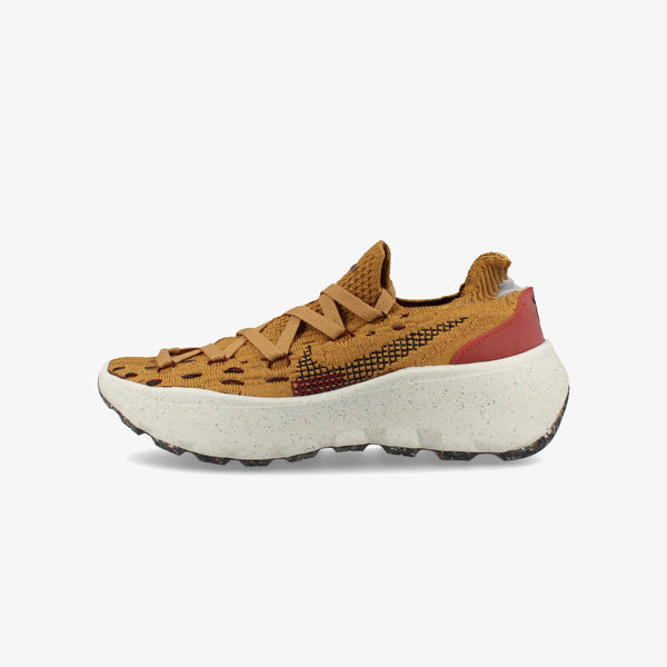 NIKE WMNS SPACE HIPPIE 04 【WHEAT DARK BEETROOT】 WHEAT/DARK BEETROOT/CINNABAR/BLACK