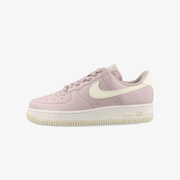 NIKE WMNS AIR FORCE 1 '07 NEXT NATURE PLATINUM VIOLET/SAIL/COCONUT MILK/VOLT