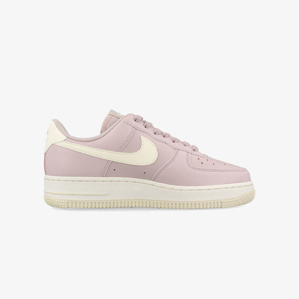 NIKE WMNS AIR FORCE 1 '07 NEXT NATURE PLATINUM VIOLET/SAIL/COCONUT MILK/VOLT