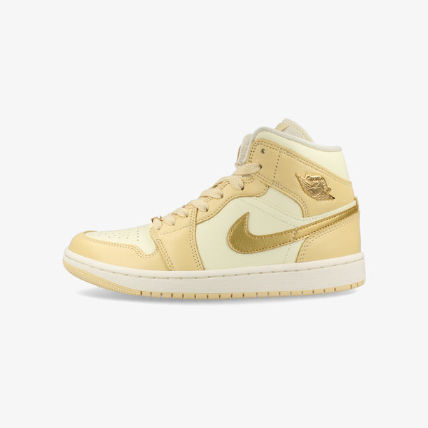 NIKE WMNS AIR JORDAN 1 MID 【PALE VANILLA GOLD】 PALE VANILLA/METALLIC GOLD/COCONUT MILK/SAIL