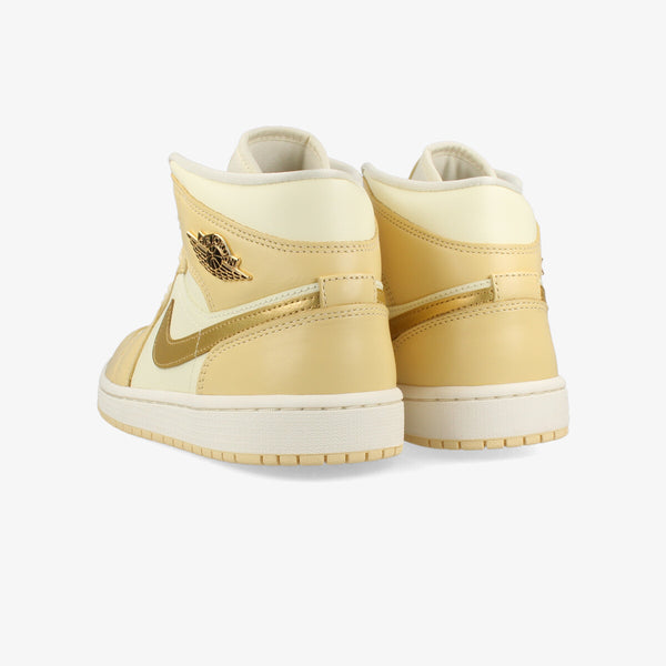 NIKE WMNS AIR JORDAN 1 MID 【PALE VANILLA GOLD】 PALE VANILLA/METALLIC GOLD/COCONUT MILK/SAIL