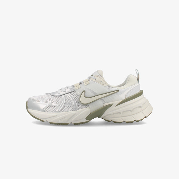 NIKE WMNS V2K RUN PHOTON DUST/LIGHT SILVER/SUMMIT WHITE