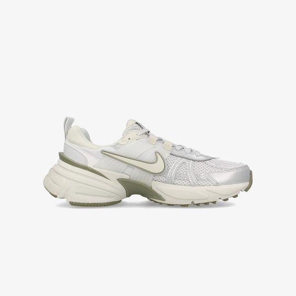 NIKE WMNS V2K RUN PHOTON DUST/LIGHT SILVER/SUMMIT WHITE