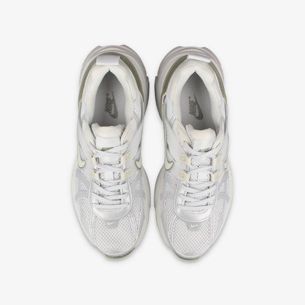 NIKE WMNS V2K RUN PHOTON DUST/LIGHT SILVER/SUMMIT WHITE