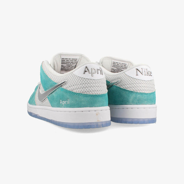 NIKE SB DUNK LOW PRO QS 
TURBO GREEN/METALLIC SILVER/TURBO GREEN