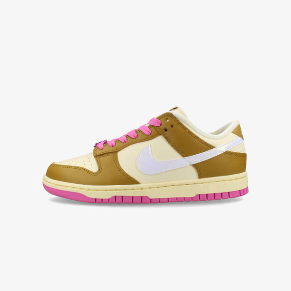 NIKE WMNS DUNK LOW SE 【JUST DO IT】 BRONZINE/COCONUT MILK/PLAYFUL PINK