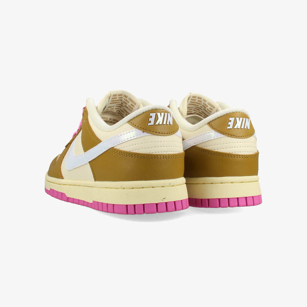 NIKE WMNS DUNK LOW SE 【JUST DO IT】 BRONZINE/COCONUT MILK/PLAYFUL PINK