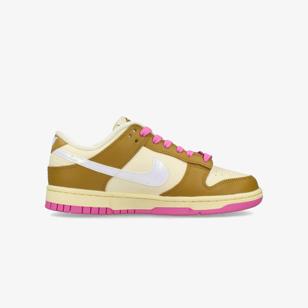 NIKE WMNS DUNK LOW SE 【JUST DO IT】 BRONZINE/COCONUT MILK/PLAYFUL PINK