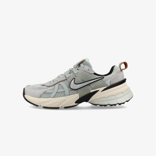 NIKE WMNS V2K RUN LIGHT PUMICE/LIGHT OREWOOD BROWN/BLACK/CHROME