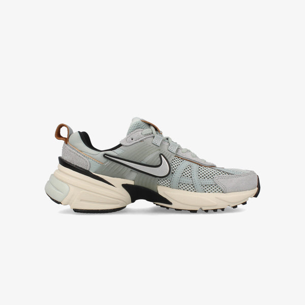 NIKE WMNS V2K RUN LIGHT PUMICE/LIGHT OREWOOD BROWN/BLACK/CHROME