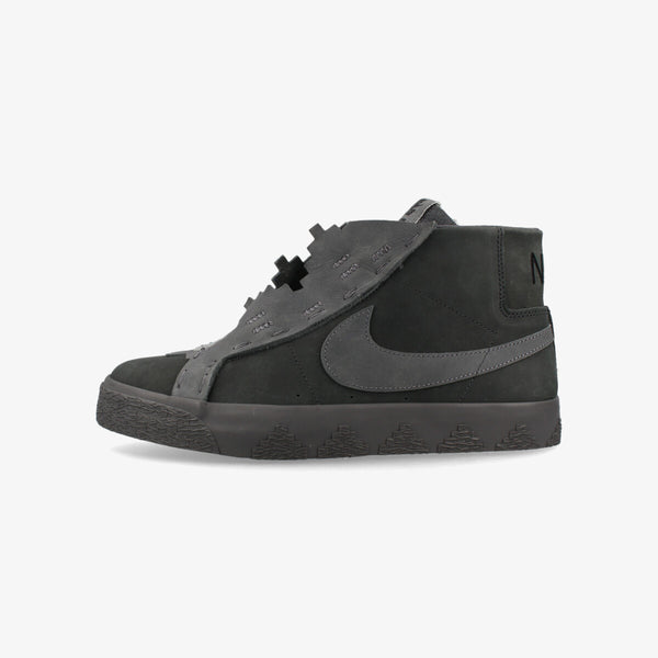 NIKE ZOOM BLAZER MID QS 【DI'ORR GREENWOOD】 ANTHRACITE/DARK SMOKE GREY