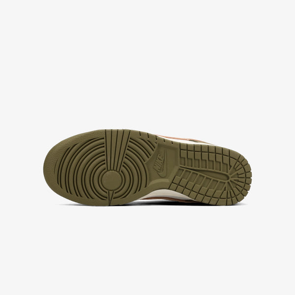 NIKE DUNK LOW RETRO PRM MEDIUM OLIVE/HEMP/SUMMIT WHITE/SAIL