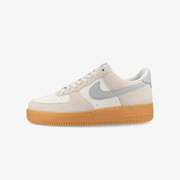 NIKE AIR FORCE 1 '07 LV8 PHANTOM/LT SMOKE GREY/GUM YELLOW