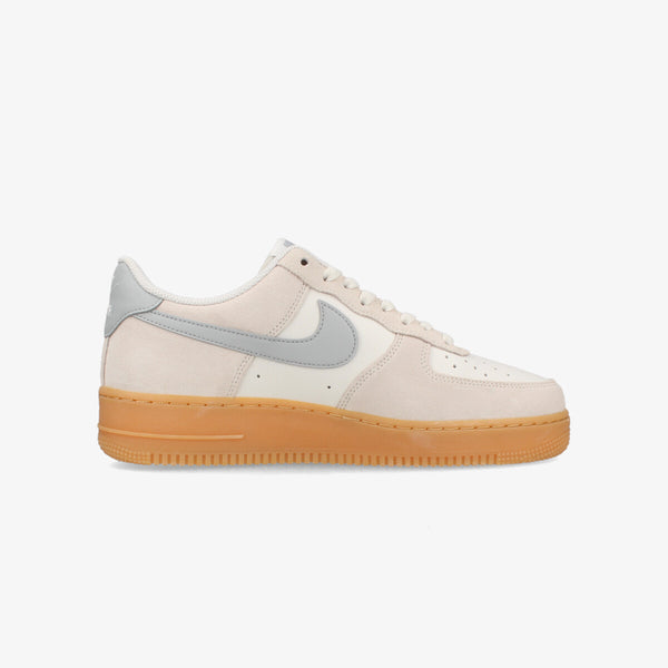 NIKE AIR FORCE 1 '07 LV8 PHANTOM/LT SMOKE GREY/GUM YELLOW