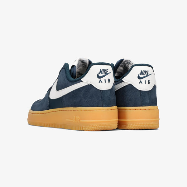 NIKE AIR FORCE 1 '07 LV8 ARMORY NAVY/SUMMIT WHITE/GUM LIGHT BROWN