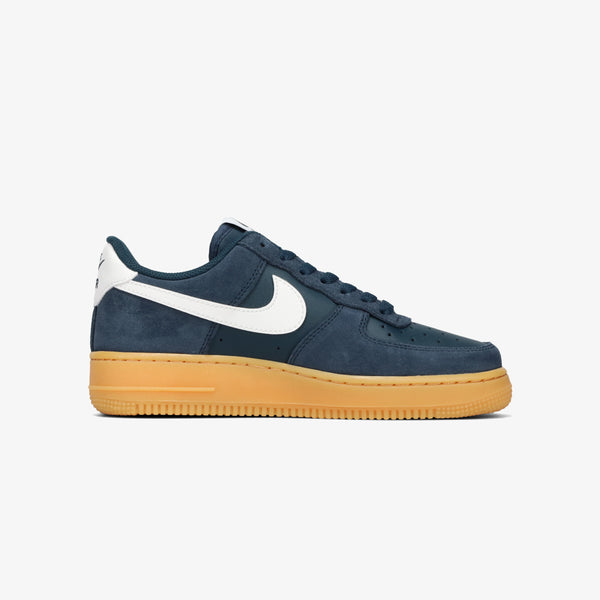 NIKE AIR FORCE 1 '07 LV8 ARMORY NAVY/SUMMIT WHITE/GUM LIGHT BROWN