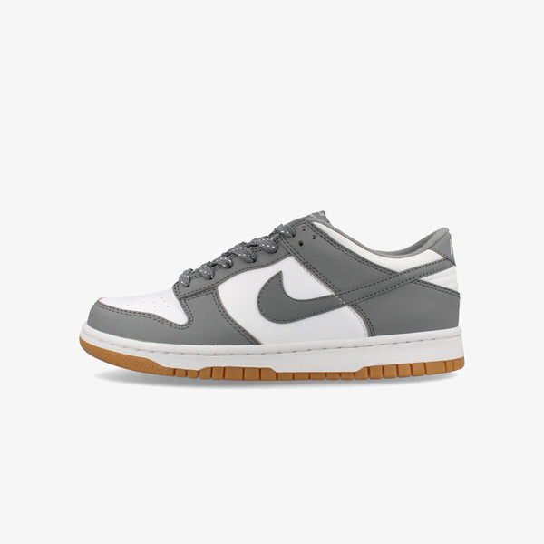 NIKE DUNK LOW GS 【REFLECTIVE GREY】 WHITE/LIGHT IRON ORE/GUM LIGHT BROWN/SMOKE GREY