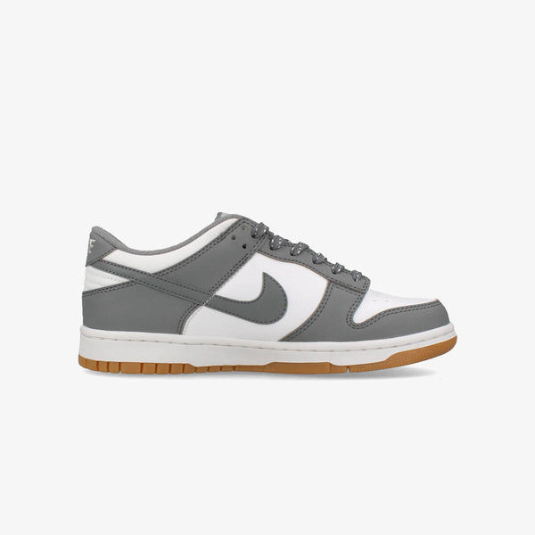 NIKE DUNK LOW GS 【REFLECTIVE GREY】 WHITE/LIGHT IRON ORE/GUM LIGHT BROWN/SMOKE GREY