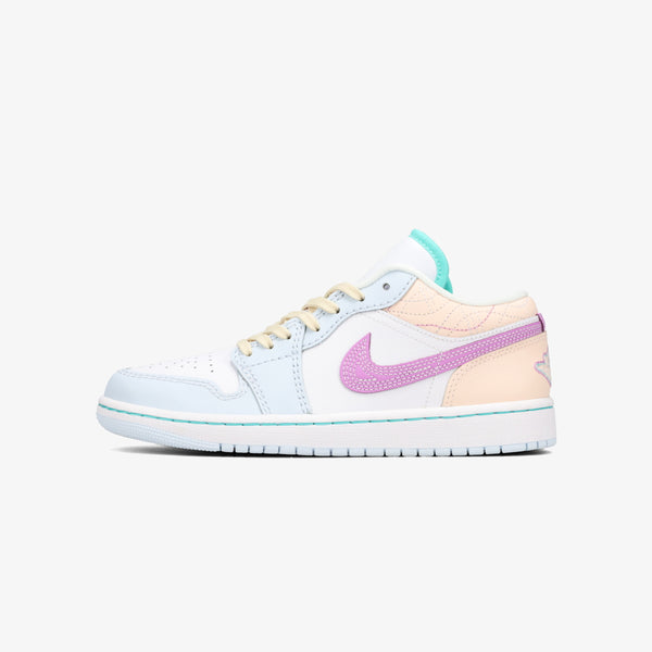 NIKE WMNS AIR JORDAN 1 LOW SE WHITE/WHITE/BLUE TINT/RUSH FUCHSIA