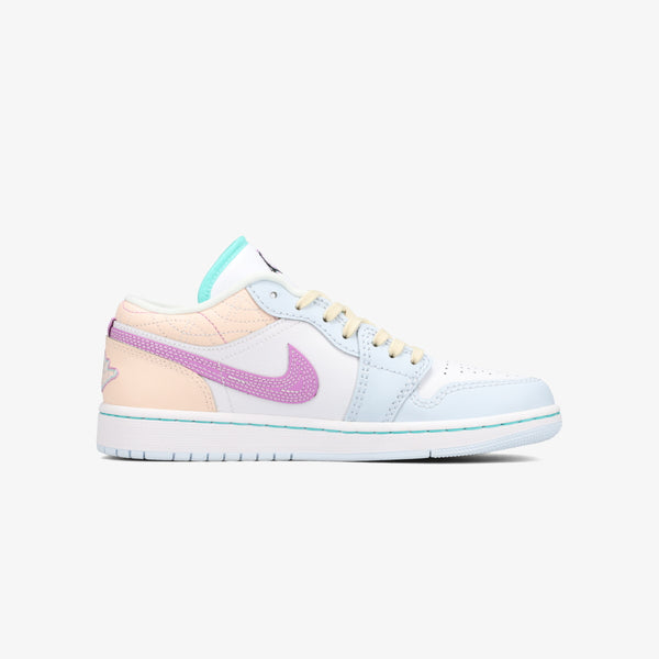 NIKE WMNS AIR JORDAN 1 LOW SE WHITE/WHITE/BLUE TINT/RUSH FUCHSIA