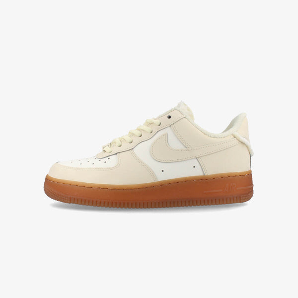 NIKE WMNS AIR FORCE 1 '07 LX SAIL/COCONUT MILK/GUM MED BROWN