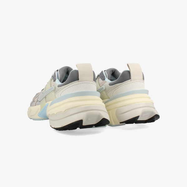 NIKE WMNS V2K RUN LIGHT BONE/LIGHT IRON ORE/SMOKE GREY/METALLIC PLATINUM