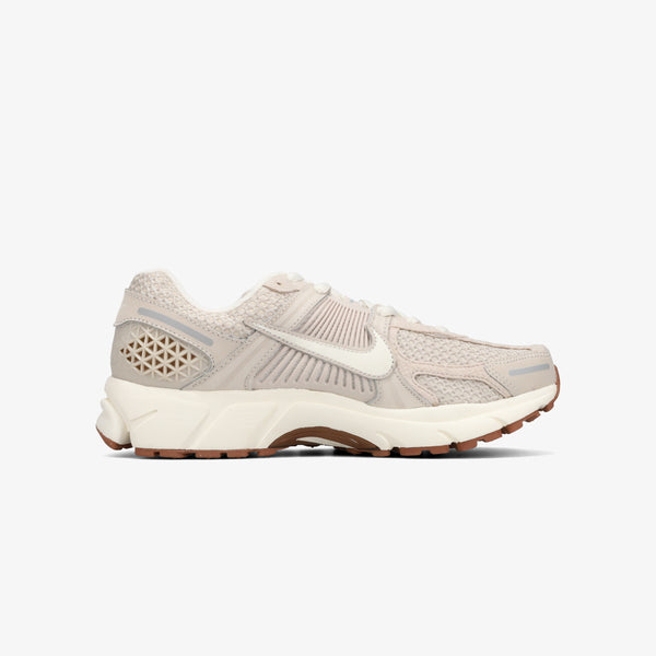 NIKE WMNS ZOOM VOMERO 5 LIGHT OREWOOD BROWN/SAIL-METALLIC SILVER