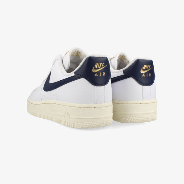 NIKE WMNS AIR FORCE 1 '07 NEXT NATURE WHITE/OBSIDIAN/PALE IVORY/METALLIC GOLD