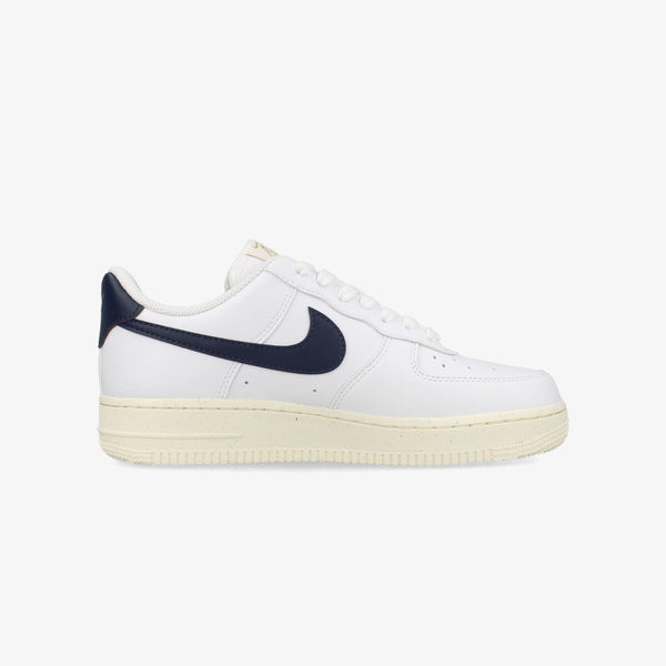 NIKE WMNS AIR FORCE 1 '07 NEXT NATURE WHITE/OBSIDIAN/PALE IVORY/METALLIC GOLD