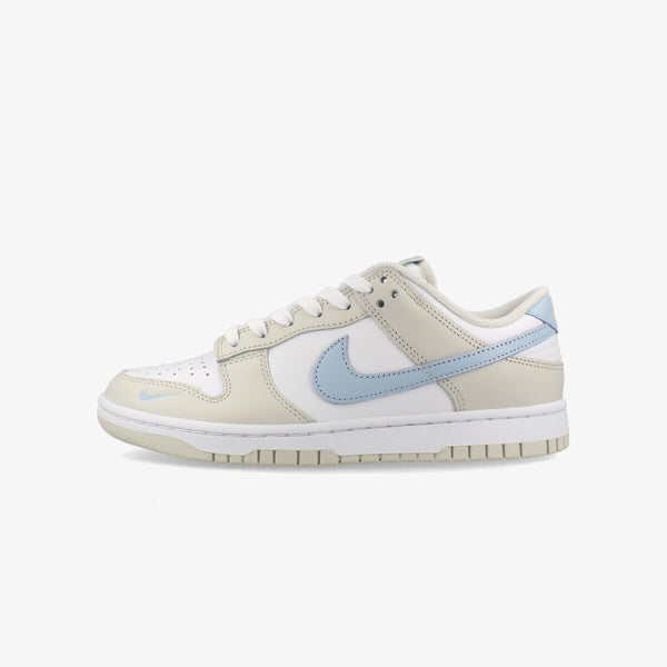 NIKE WMNS DUNK LOW WHITE/LIGHT ARMORY BLUE/LIGHT BONE