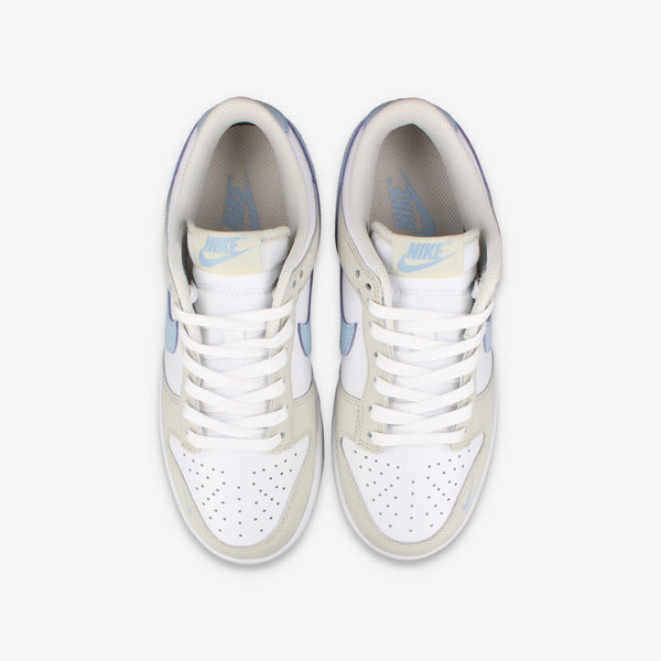 NIKE WMNS DUNK LOW WHITE/LIGHT ARMORY BLUE/LIGHT BONE