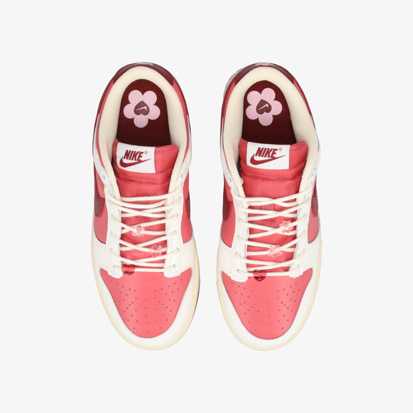 NIKE WMNS DUNK LOW 【VALENTINE'S DAY 2024】 SAIL/TEAM RED/MEDIUM SOFT PINK/ALABASTER/COCONUT MILK