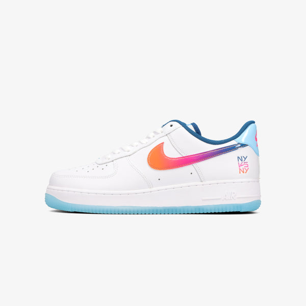 NIKE AIR FORCE 1 07 PRM WHITE/COURT BLUE/HYPER PINK/BRIGHT MANDARIN/AQUARIUS BLUE