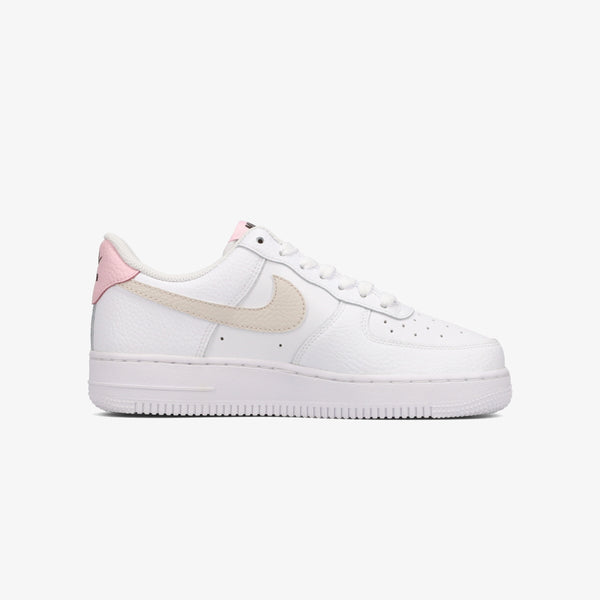 NIKE WMNS AIR FORCE 1 '07 WHITE/LIGHT OREWOOD BROWN/PINK FOAM