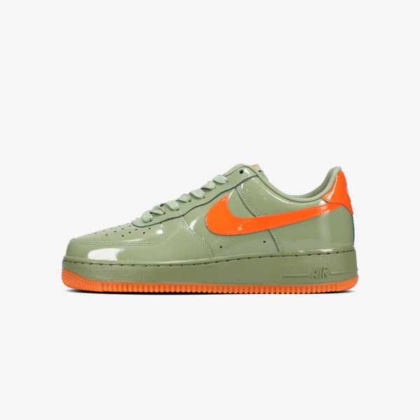 NIKE AIR FORCE 1 LOW PRM OIL GREEN/SAFETY ORANGE/PLATINUM TINT