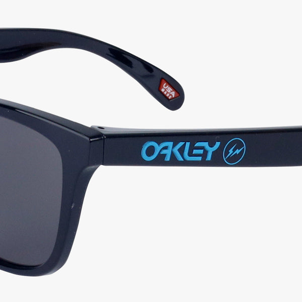 OAKLEY x FRAGMENT DESIGN FROGSKINS POLISHED BLACK/PRIZM GREY - VIVID BLUE