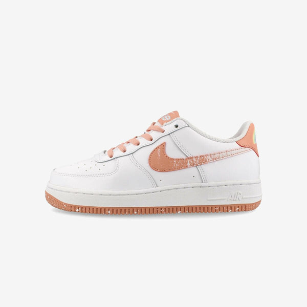 NIKE AIR FORCE 1 LV8 GS WHITE/AURA/LIGHT MADDER ROOT