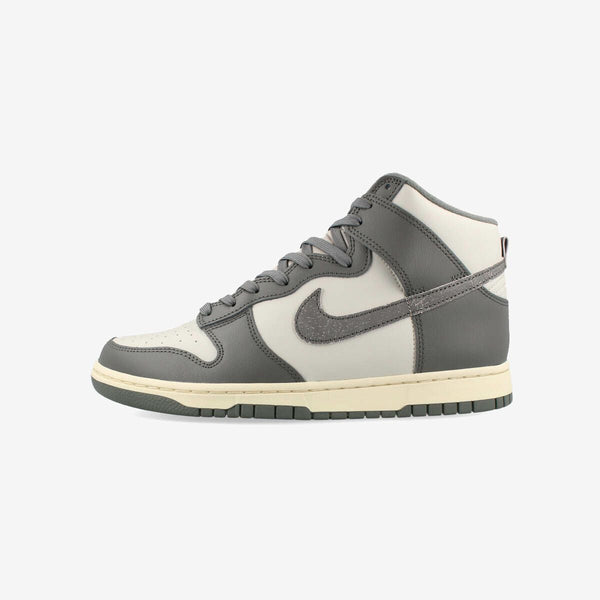 NIKE DUNK HI RETRO SE VNTG LIGHT BONE/TUMBLED GREY