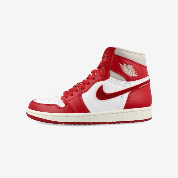 NIKE WMNS AIR JORDAN 1 RETRO HIGH OG LIGHT IRON ORE/VARSITY RED/SAIL [NEWSTALGIA]