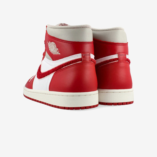 NIKE WMNS AIR JORDAN 1 RETRO HIGH OG LIGHT IRON ORE/VARSITY RED/SAIL [NEWSTALGIA]