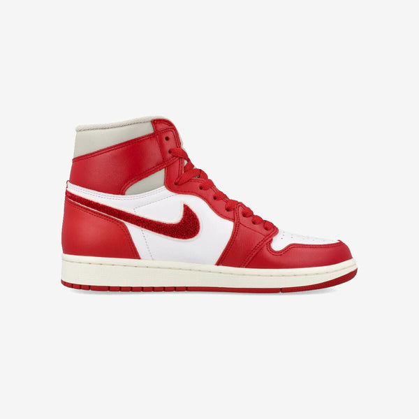 NIKE WMNS AIR JORDAN 1 RETRO HIGH OG LIGHT IRON ORE/VARSITY RED/SAIL [NEWSTALGIA]