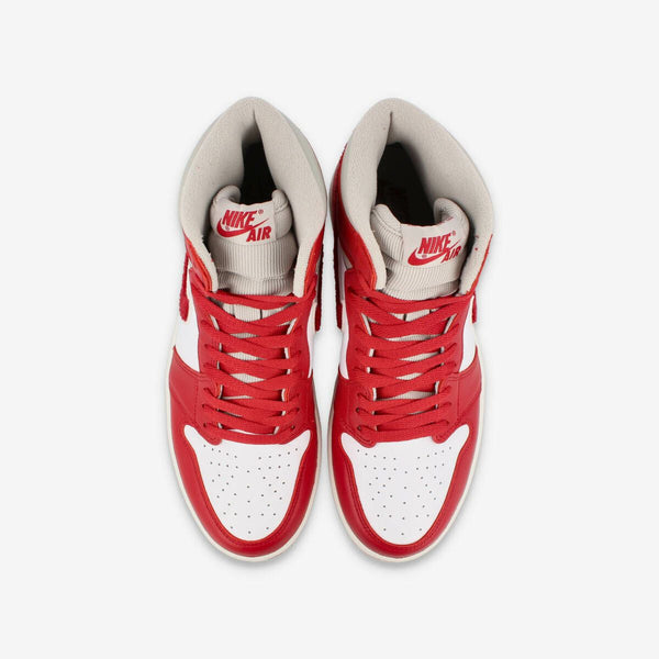 NIKE WMNS AIR JORDAN 1 RETRO HIGH OG LIGHT IRON ORE/VARSITY RED/SAIL [NEWSTALGIA]