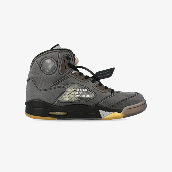 NIKE AIR JORDAN 5 RETRO SP BLACK/FIRE RED/MUSLIN [OFF-WHITE]