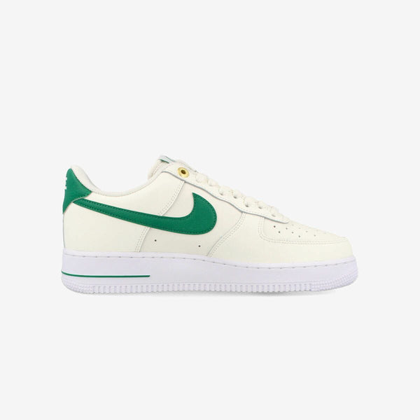 NIKE AIR FORCE 1 '07 LV8 SAIL/MALACHITE/WHITE/METALLIC GOLD