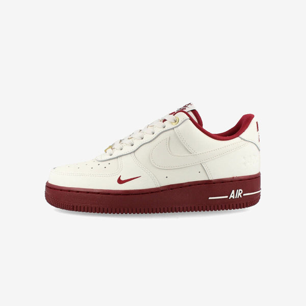 NIKE WMNS AIR FORCE 1 '07 SE SAIL/TEAM RED/METALLIC GOLD/BLACK