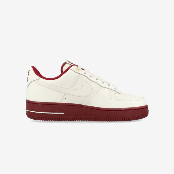 NIKE WMNS AIR FORCE 1 '07 SE SAIL/TEAM RED/METALLIC GOLD/BLACK